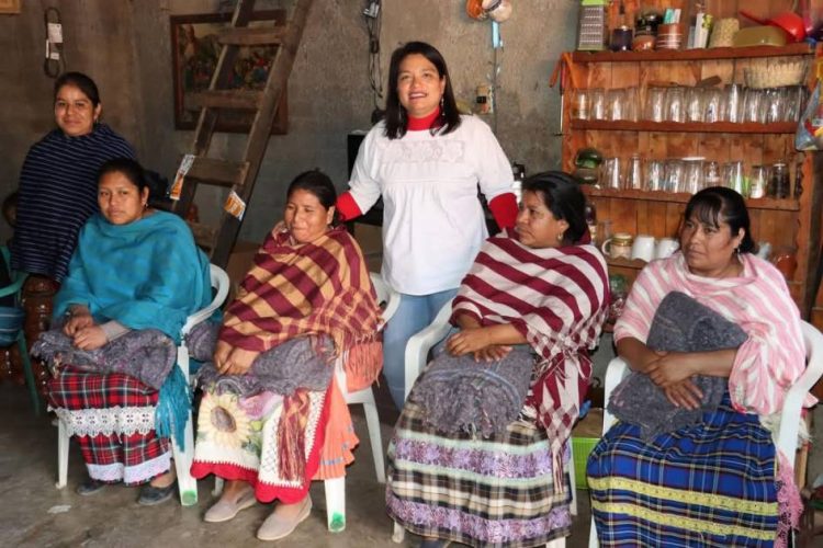 La diputada Eréndira Isauro regala sonrisas y cobijo para la temporada invernal