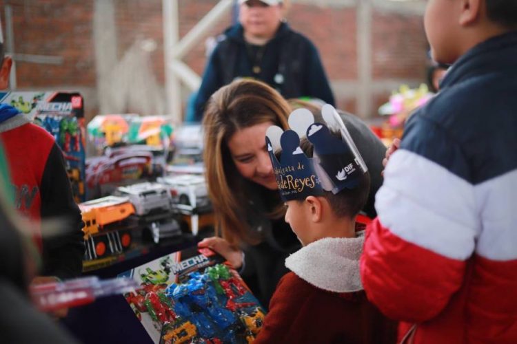 DIF Morelia lleva alegría con entrega de juguetes a niñas y niños del norponiente de la ciudad