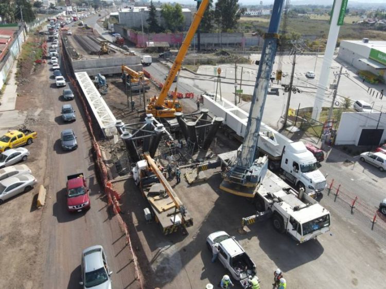 Inician con la instalación de megatrabes metálicas en el puente elevado de Villas del Pedregal