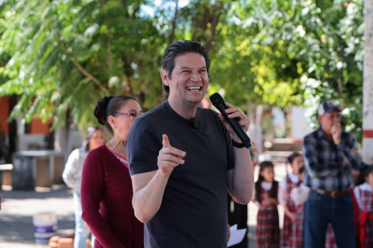 Gobierno de Alfonso Martínez construirá cancha de fútbol en escuela primaria