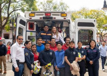 Salvador Escalante hace historia con la entrega de su primera ambulancia propia