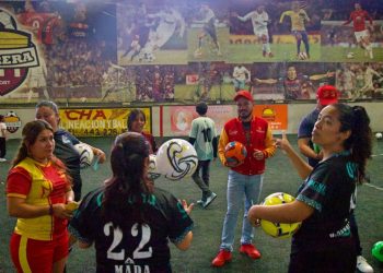 Entrega Hugo Rangel uniformes al equipo Escarlatas y celebra el liderazgo de la mujer