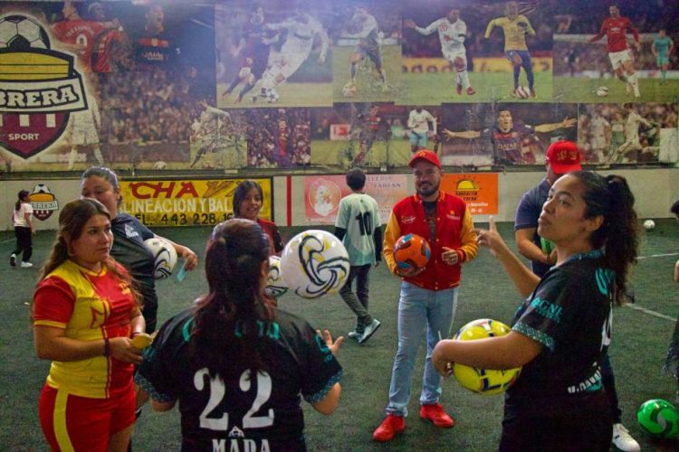 Entrega Hugo Rangel uniformes al equipo Escarlatas y celebra el liderazgo de la mujer