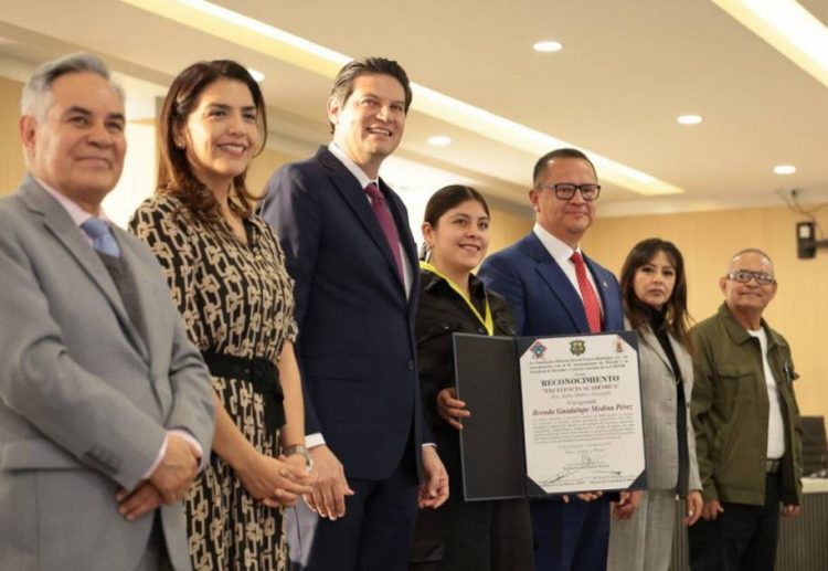 Reconoce Alfonso Martínez la excelencia académica de jóvenes morelianos