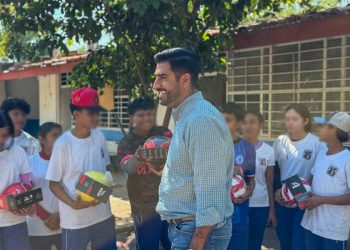 Entrega Poncho Chávez equipo deportivo a telesecundarias de Taretan y La Huacana