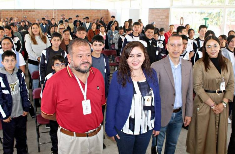 Entrega Ayuntamiento de Morelos becas de excelencia académica a estudiantes de nivel básico y medio superior