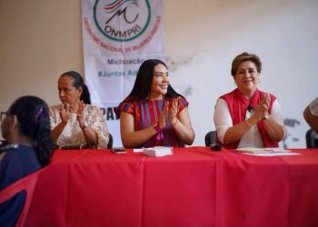 Adriana Campos Huirache se reúne con mujeres del ONMPRI en Apatzingán