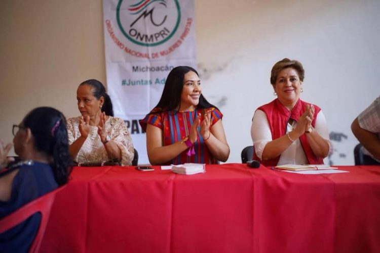 Adriana Campos Huirache se reúne con mujeres del ONMPRI en Apatzingán
