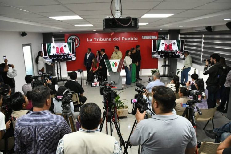 Debilitamiento institucional en México es por “narcopolíticos”, acusa Memo Valencia