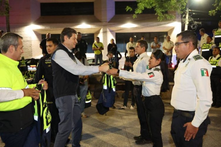 Entrega Alfonso Martínez chalecos balísticos a Policía Morelia