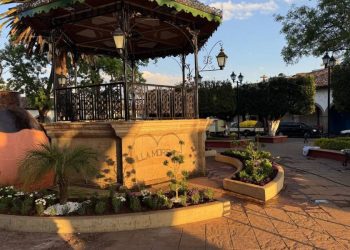 Mejoran imagen urbana en Morelos, con la instalación de jardineras en la plaza principal