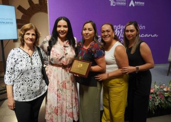 Destaca Adriana Campos trayectoria de Jeannet Adriana Hernández Vega en evento en Zamora