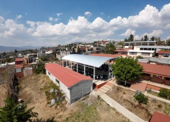 Con techumbres, Gobierno de Morelia mejora condiciones en escuelas y centros deportivos