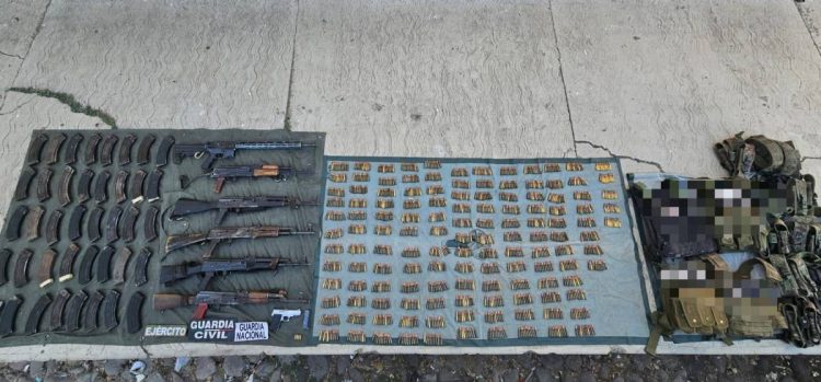 Son detenidos 4 hombres en poder de 7 armas largas de fuego, más de mil 300 cartuchos útiles y equipo  táctico en Apatzingán