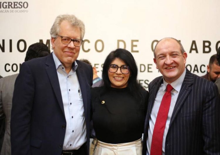 Celebra Vanhe Caratachea convenio para fortalecer la protección de la niñez y adolescencia