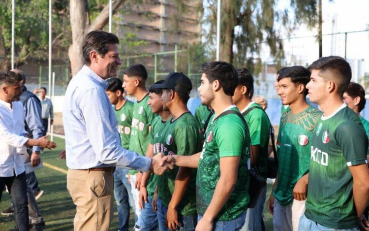 Alfonso Martínez reconoce a jóvenes morelianos campeones de Fútbol 7