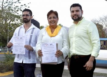 Octavio Ocampo toma protesta a Comité Municipal del PRD en Apatzingán
