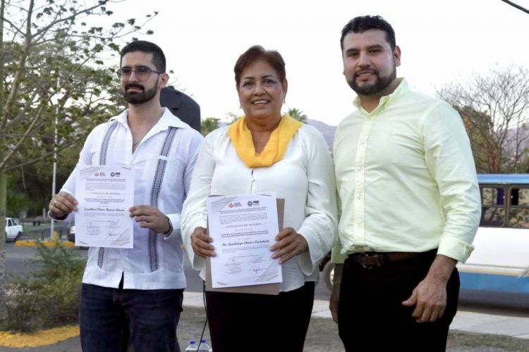 Octavio Ocampo toma protesta a Comité Municipal del PRD en Apatzingán
