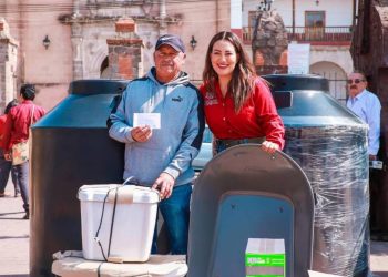 Entrega Mónica Valdez materiales para apoyar la economía familiar en Zacapu