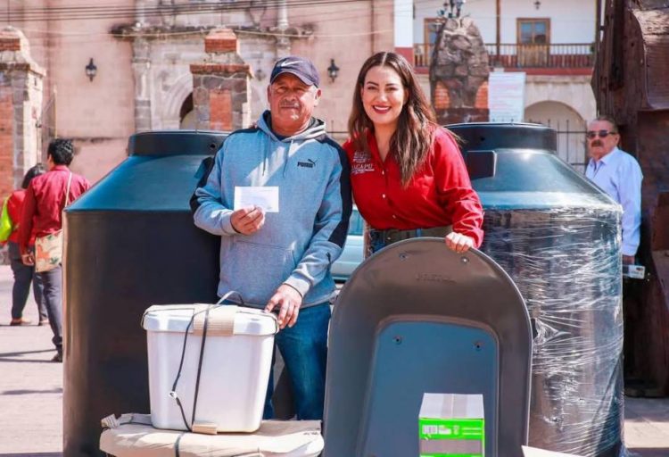 Entrega Mónica Valdez materiales para apoyar la economía familiar en Zacapu