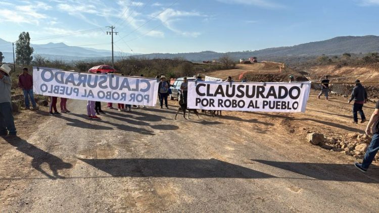 Bloquean propietarios acceso al Segundo Anillo Periférico de Morelia por expropiación y pretensión de pago injusto de sus tierras