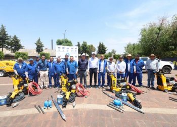 Alfonso Martínez entrega maquinaria a Ooapas y obra de drenaje a vecinos de colonia Industrial