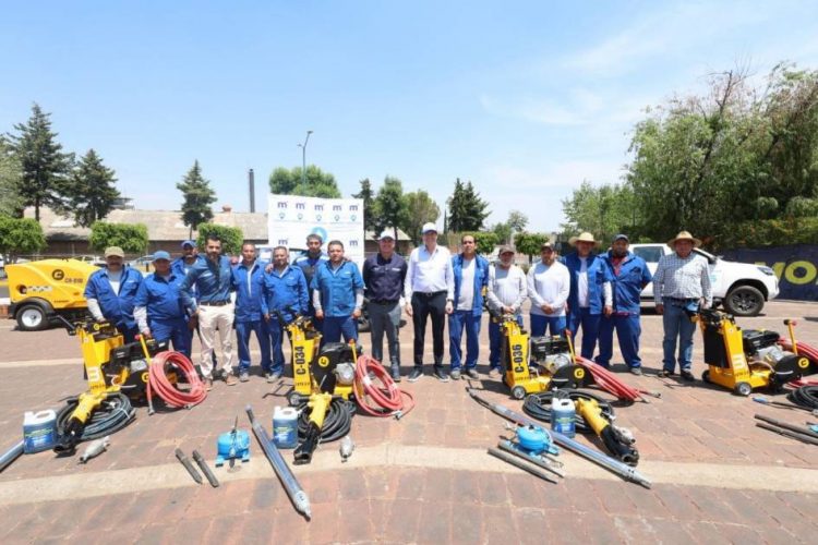 Alfonso Martínez entrega maquinaria a Ooapas y obra de drenaje a vecinos de colonia Industrial