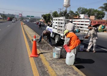 Gobierno de Morelia coloca luminarias en salida Pátzcuaro