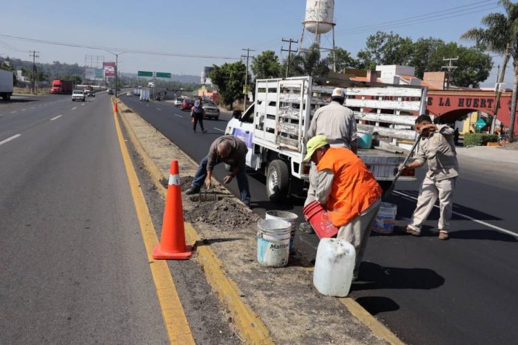 Gobierno de Morelia coloca luminarias en salida Pátzcuaro