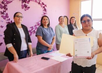 Entrega Alma Mireya González certificados en el Estándar de Competencia para el Cuidado Básico de la Persona Adulta Mayor en Domicilio