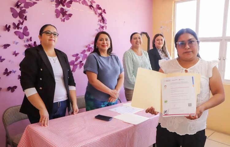 Entrega Alma Mireya González certificados en el Estándar de Competencia para el Cuidado Básico de la Persona Adulta Mayor en Domicilio
