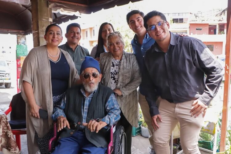 Entrega Alma Mireya González dispositivos de asistencia para movilidad