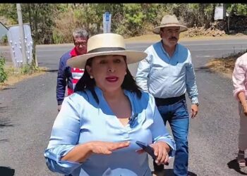 Da a conocer Alma Mireya González avances del mantenimiento de vialidades principales de Atzimbo