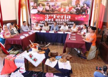 Comisión de Turismo acompaña presentación de la 3ra Feria del Mole en Santiago Tupátaro