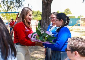 Monica Valdez impulsa la educación en Zacapu y da inicio a la reconciliación de cancha de usos múltiples