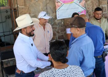 Humberto Jiménez entrega aparatos auditivos en Los Reyes