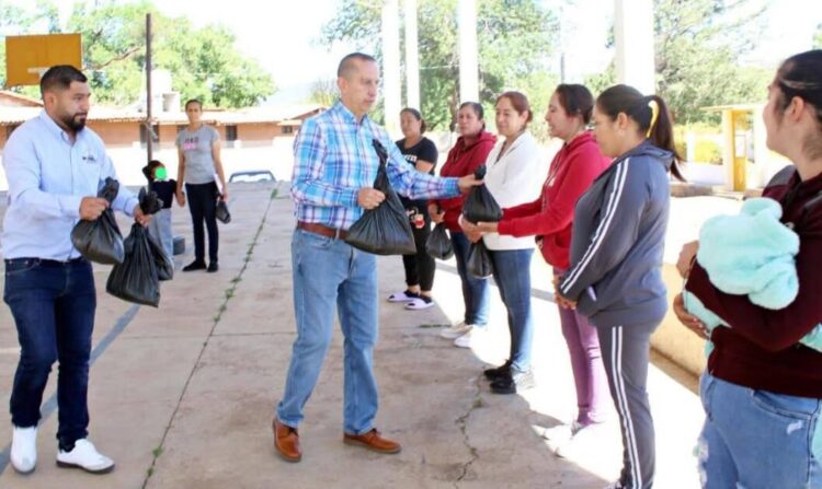 Entrega Julio César Conejo Alejos equipo deportivo y atiende solicitudes en la Primaria “Lázaro Cárdenas”