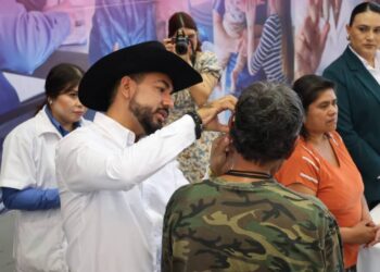 Ayuntamiento de Los Reyes entrega aparatos auditivos, optométricos y funcionales a personas vulnerables