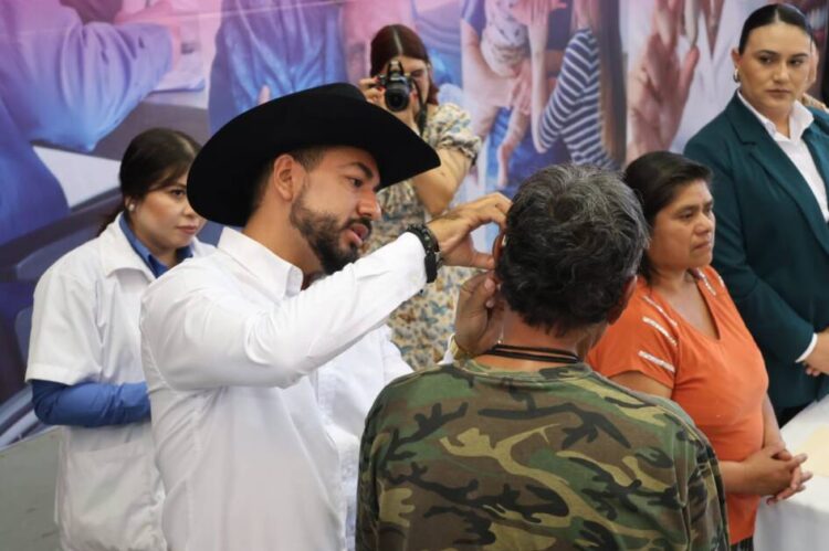 Ayuntamiento de Los Reyes entrega aparatos auditivos, optométricos y funcionales a personas vulnerables