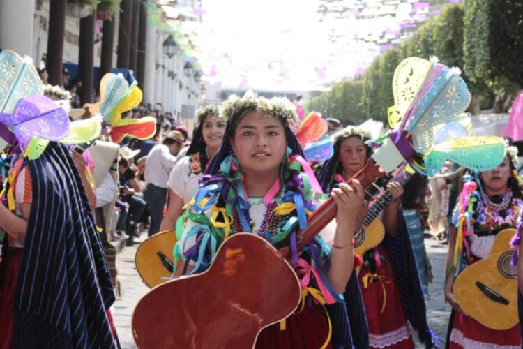 Uruapan se viste de fiesta con desfile de artesanos en el Tianguis de Domingo de Ramos