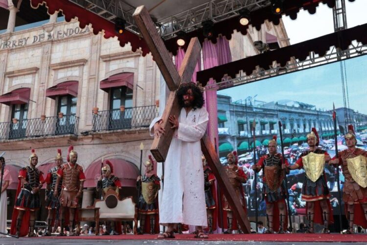 Reúne conmemoración del Viacrucis, a miles de familias en el centro de Morelia