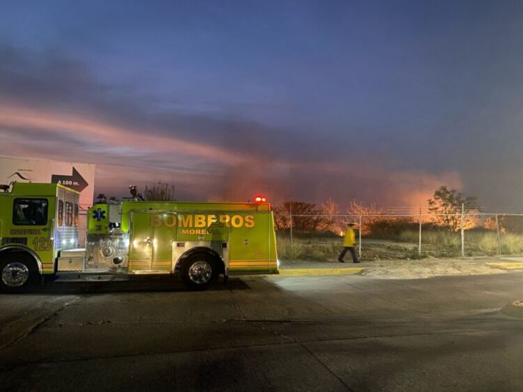 Incendio de un pastizal al sur de Morelia, pero sin poner en riesgo a la población