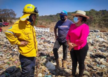 Gobierno de Quiroga atiende incendio en el basurero municipal con apoyo de brigadas