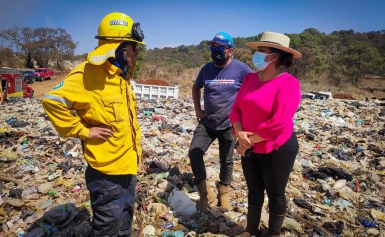 Gobierno de Quiroga atiende incendio en el basurero municipal con apoyo de brigadas