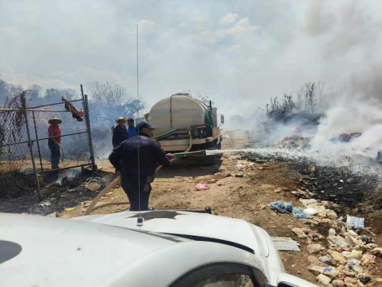 Respuesta inmediata del Ayuntamiento de Morelos, para controlar incendio en basurero municipal