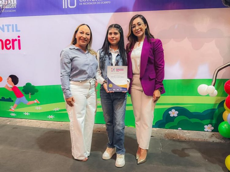 Reconoce Grecia Aguilar participación de niñas y niños en la entrega del Mérito Infantil Sapirhaticheri 2025