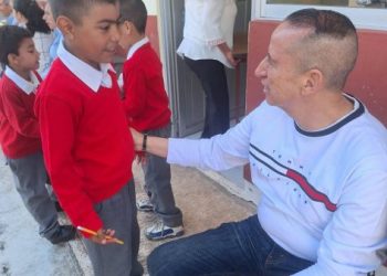 Conejo Alejos fortalece lazos con la comunidad escolar en El Fresno