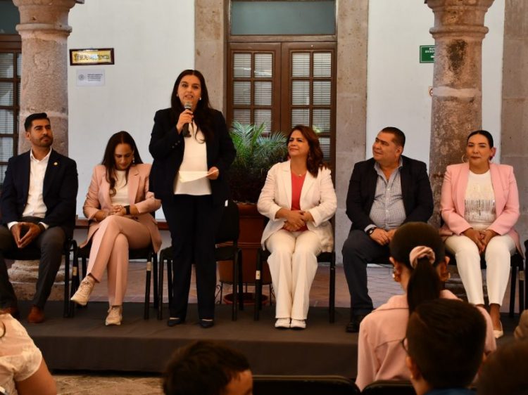 Con develación de placa en Ludoteca del Congreso, se reconoce legado de Rosaura Zapata: Tere Herrera