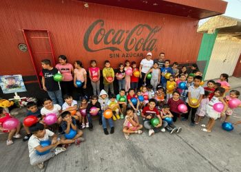 Adriana Campos Huirache lleva alegría a niñas y niños de Jacona
