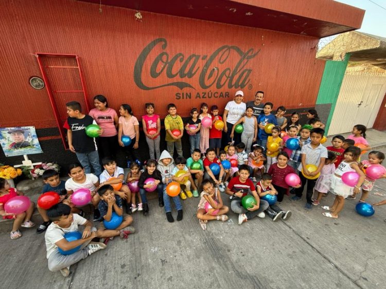 Adriana Campos Huirache lleva alegría a niñas y niños de Jacona